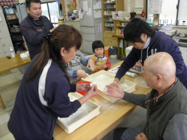 お餅を丸めています！