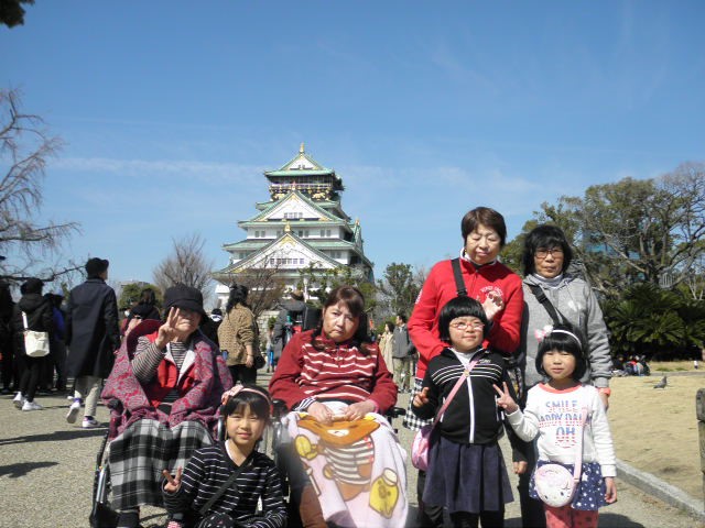 大阪城を背景に