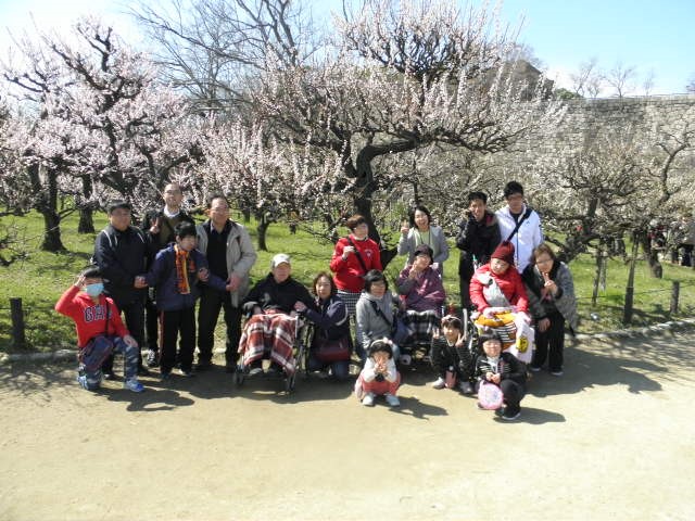 梅林を背景に全員で